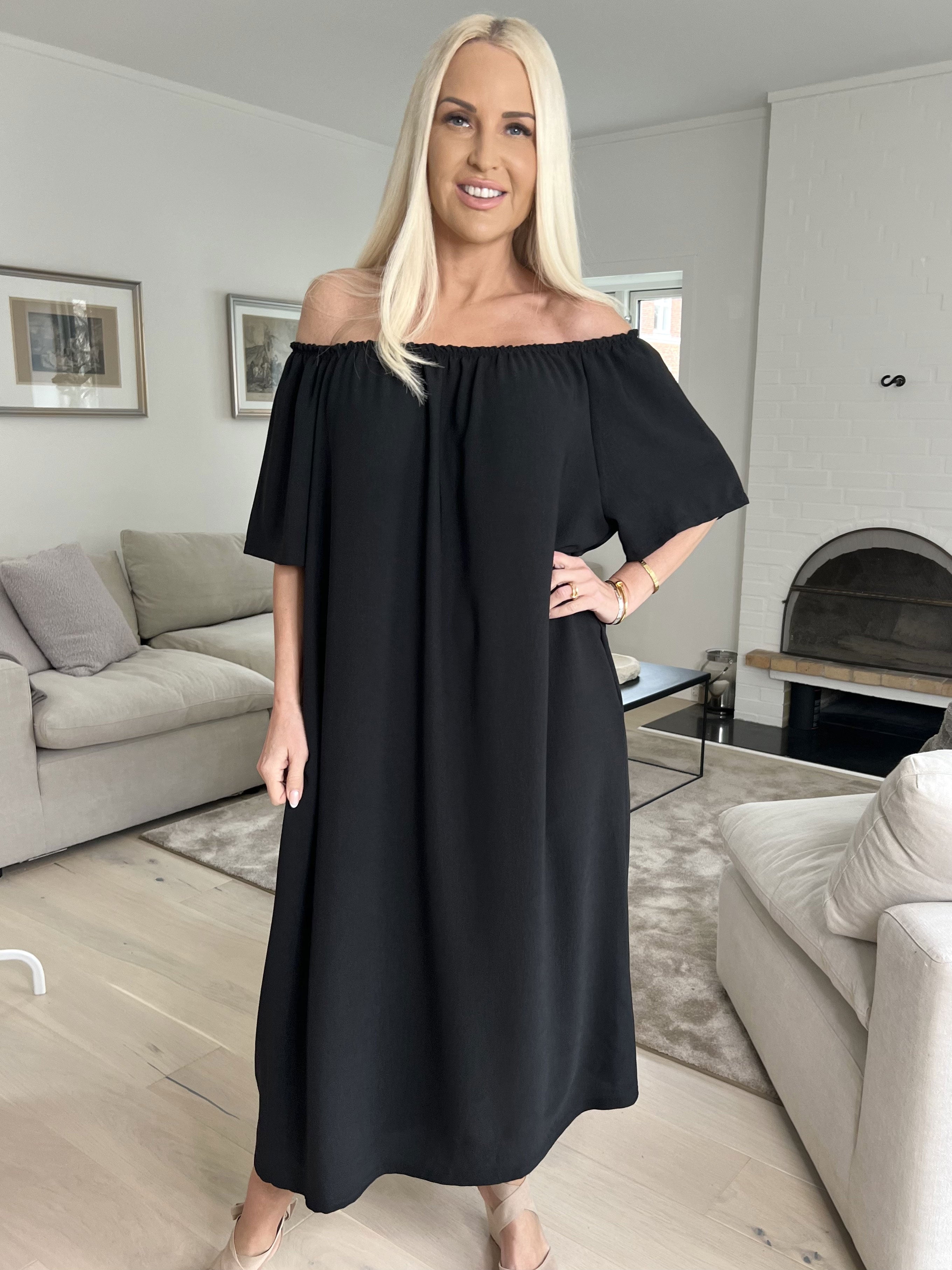 Taima - Lang ensfarvet kjole med elastikkant